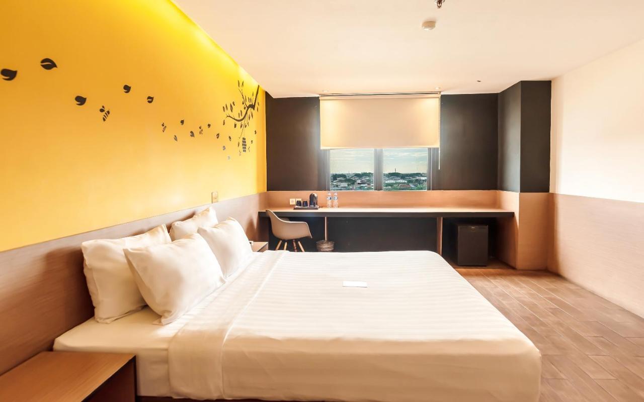 Yellow Bee Tangerang Exterior photo