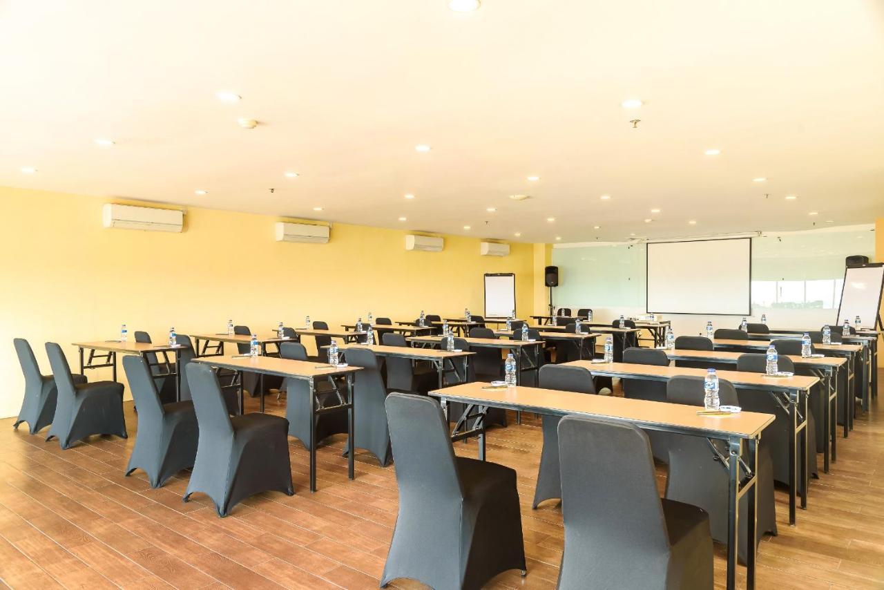 Yellow Bee Tangerang Exterior photo
