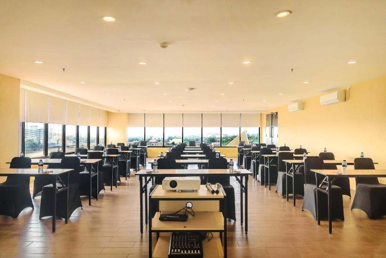 Yellow Bee Tangerang Exterior photo