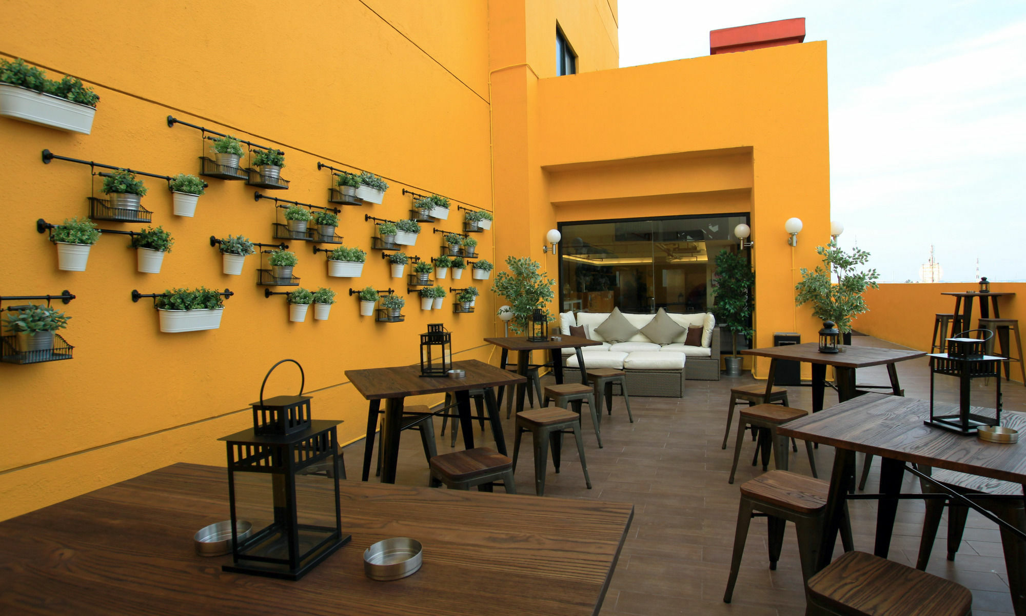 Yellow Bee Tangerang Exterior photo